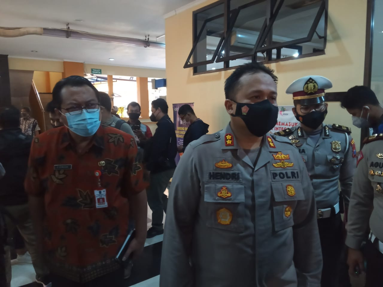 Kapolres Malang, AKBP Hendri Umar saat berada di RSSA Kota Malang (Foto: Lalu Theo/ngopibareng.id)