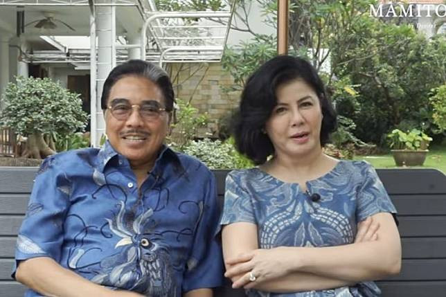 Foto kenangan kemesraan pengacara Hotma Sitompul dengan sang istri, Desiree Tarigan. (Foto: Instagram @mamitoko)