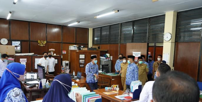 Bupati Irsyad melakukan sidak ke sejumlah OPD pada hari pertama masuk kerja ASN di lingkungan Pemkab Pasuruan. (Foto: Dok Kab Pasuruan)