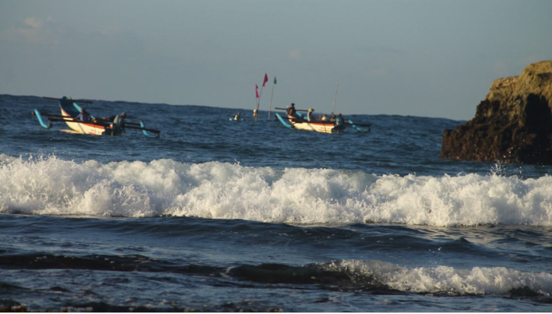 Nelayan di perairan Pacitan. (Foto: Pacitanku)