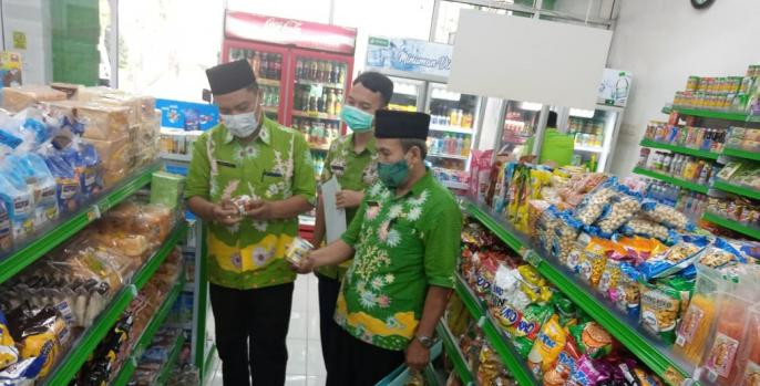 Pemerintah Kabupaten (Pemkab) Pasuruan melalui Disperindag (Dinas Perindustrian dan Perdagangan) menggelar Razia Barang Kadaluarsa di minimarket hingga pasar tradisional, Sabtu 8 Mei 2021. (Foto: Istimewa)