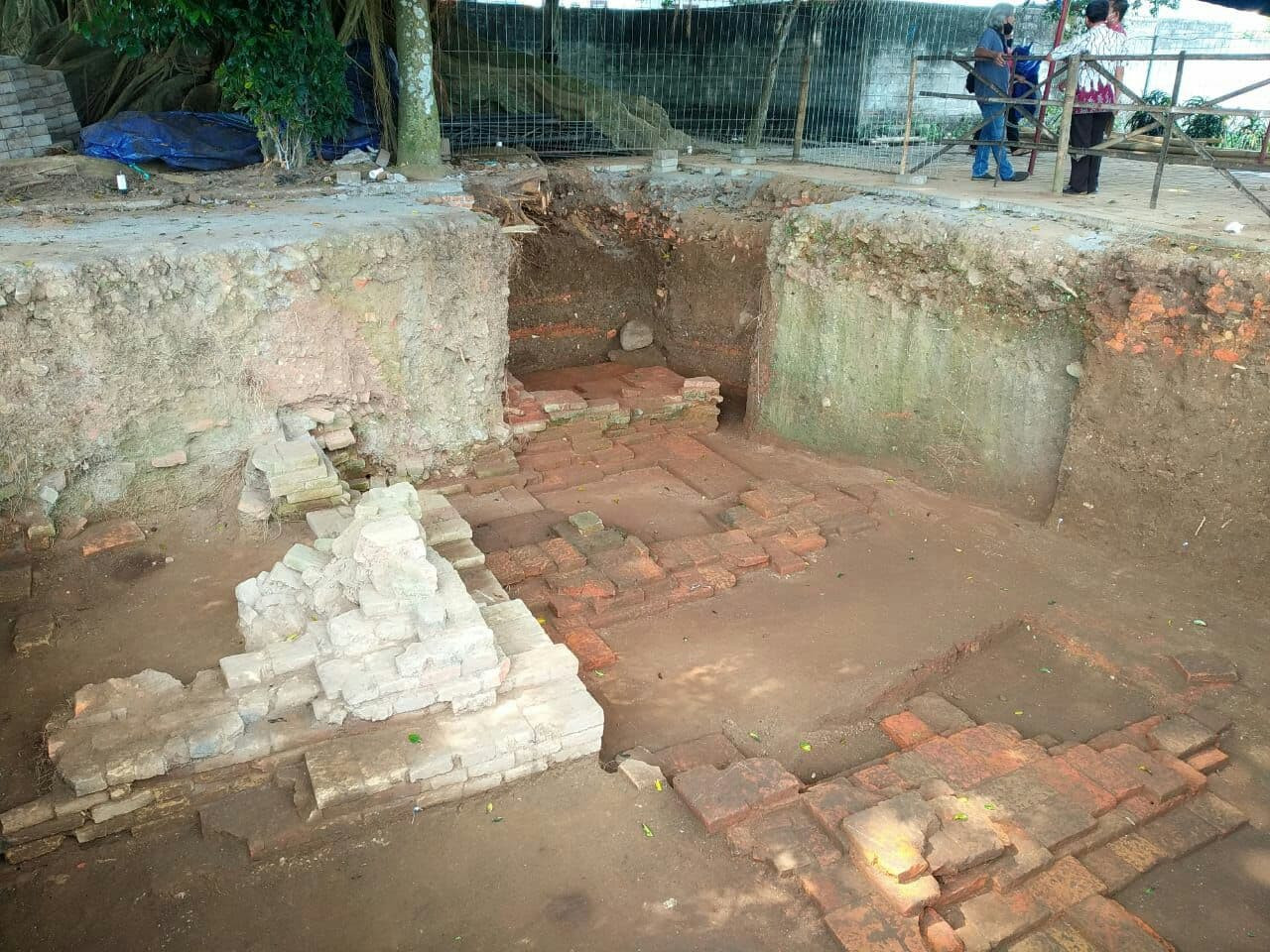 Struktur pondasi Candi Gedog dalam ekskavasi tahap kedua terletak di sudut tenggara barat dari ekskavasi sebelumnya di Kelurahan Gedog, Kecamatan Sanan Wetan, Kota Blitar. (Foto: Choirul Anam/Ngopibareng.id)