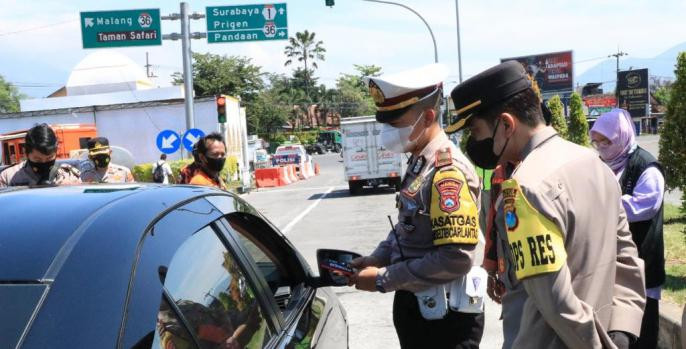 Polres Pasuruan menggelar operasi penyekatan di tujuh titik. (Foto: Dok Pasuruan)