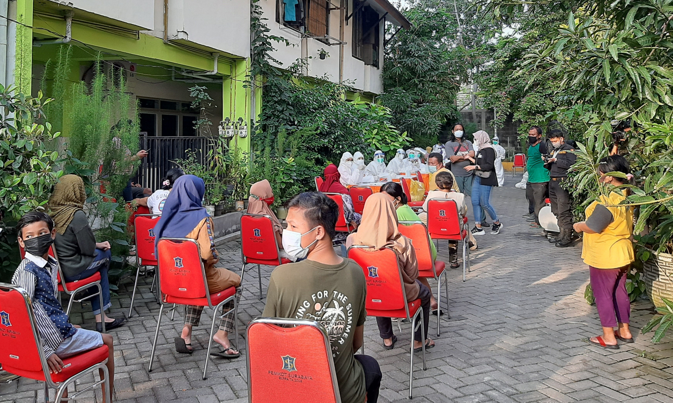 Swab masal yang dilakukan di Rusun Penjaringan Sari, Kecamatan Rungkut Surabaya. (Foto: Pita Sari/Ngopibareng.id)