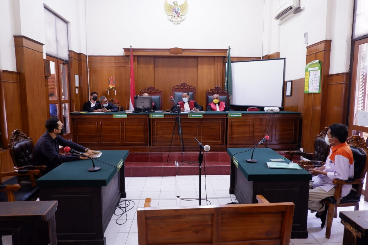 Suasana sidang. Hary Santoso, Direktur New Malang Pos selaku tergugat bersama Muhammad Yusuf mewakili penggugat saat menghadiri sidang sengketa Hak Kekayaan dan Intelektual (HKI) di Pengadilan Negara Niaga Surabaya, Selasa siang. (Foto: Istimewa)