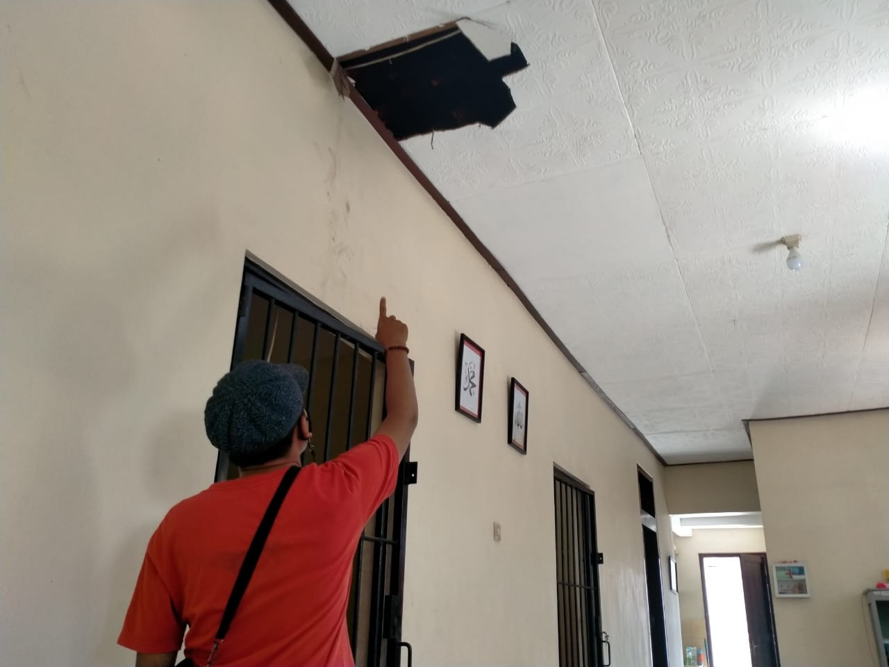 Kamar penampungan ODGJ di Shelter Dinsos Kota Probolinggo yang dijebol plafonnya. (Foto: Ikhsan Mahmudi/Ngopibareng.id)