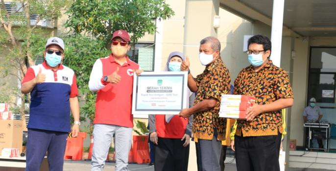 Penyerahan simbolis simbolis oleh diserahkan oleh Kukuh Dwi Kristanto selaku mrg reg. Engag & sust central PT HM Sampoerna Tbk kepada Bupati Pasuruan, HM Irsyad Yusuf dan Wakil Bupati Mujib Imron, di sela-sela olahraga bersama Karyawan Pemkab Pasuruan, di Halaman Dinas Pendidikan, Jumat 21 Mei 2021 pagi. (Foto: istimewa)