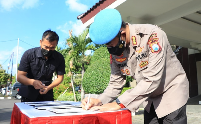 Tanda tangan pakta integritas personel Polda untuk tak gunakan narkoba. (Foto: Istimewa)