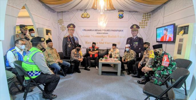 Bupati Pasuruan Irsyad Yusuf dan Forkopimda Kabupaten Pasuruan bersama Kapolres setempat siaga di posko penyekatan jalur mudik. Tujuannya cegah sebaran Covid-19. (Foto: Istimewa)