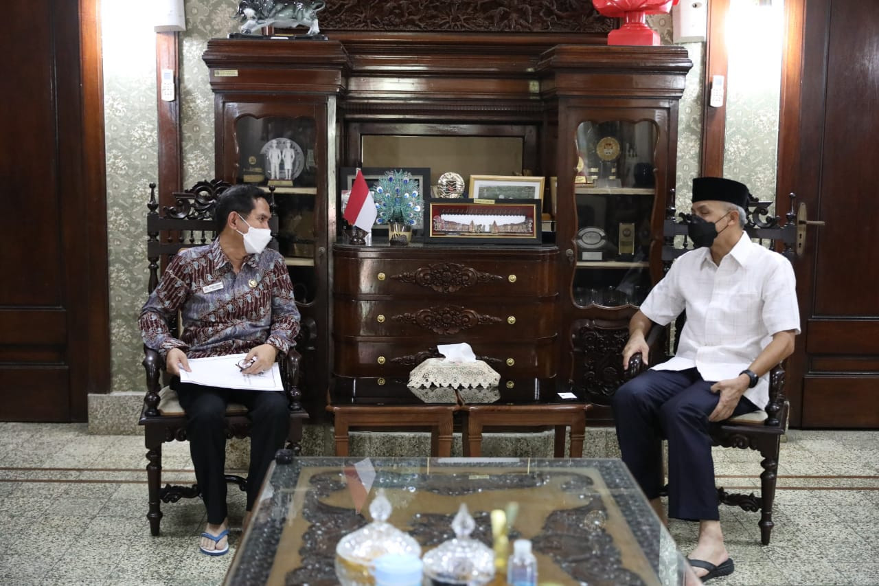 Ganjar usai menerima Wakil Ketua Ombudsman Republik Indonesia, Bobby Hamzar Rafinus, di Rumah Dinas Puri Gedeh, Semarang, Jumat, 28 Mei 2021. (Foto: Dok Jateng)