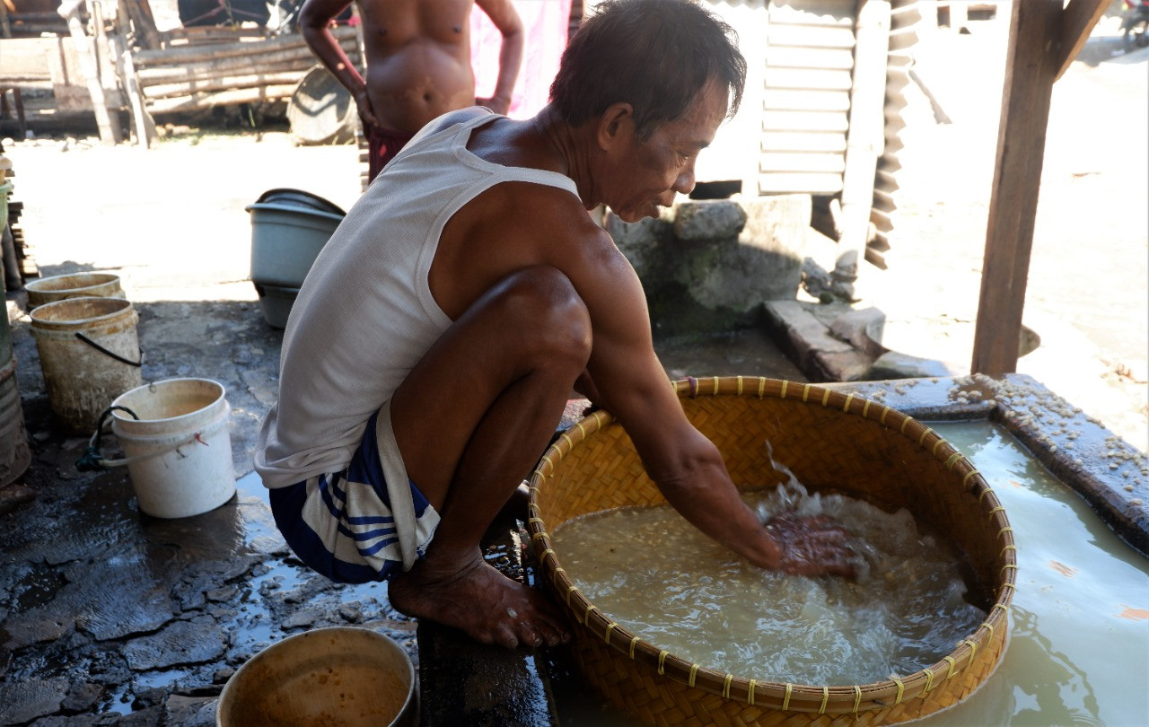 Salah satu perajin tempe di Kelurahan Sumbertaman, Kecamatan Wonoasih, Kota Probolinggo, Jawa Timur. (Foto: Ikhsan Mahmudi/Ngopibareng.id)