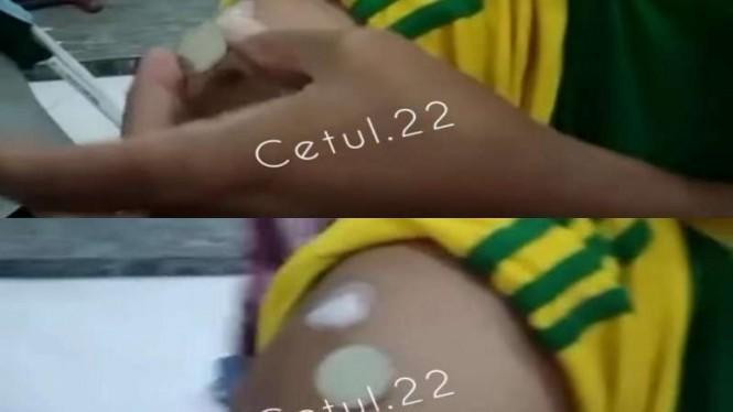 Tangkapan layar video yang menampilkan seorang pria berbaju Kostrad sedang memperagakan dan menyebut ada medan magnet di bekas suntikan vaksin Covid-19. (Foto: Instagram @centul.22)