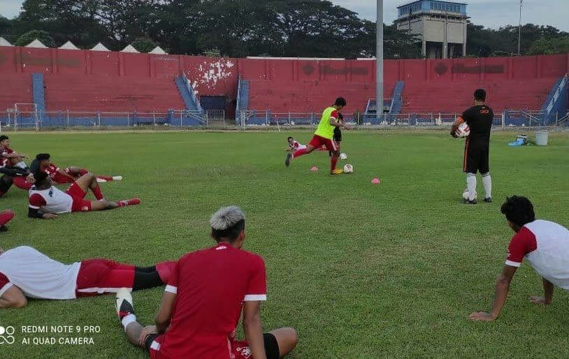 Persik Kediri melakukan persiapan menjelang Liga 1 dimulai. Tim juga menunda perekrutan pemain asing sambil menungu aturan tentang jumlahnya. (Foto: Fendhy Plesmana/Ngopibareng.id)