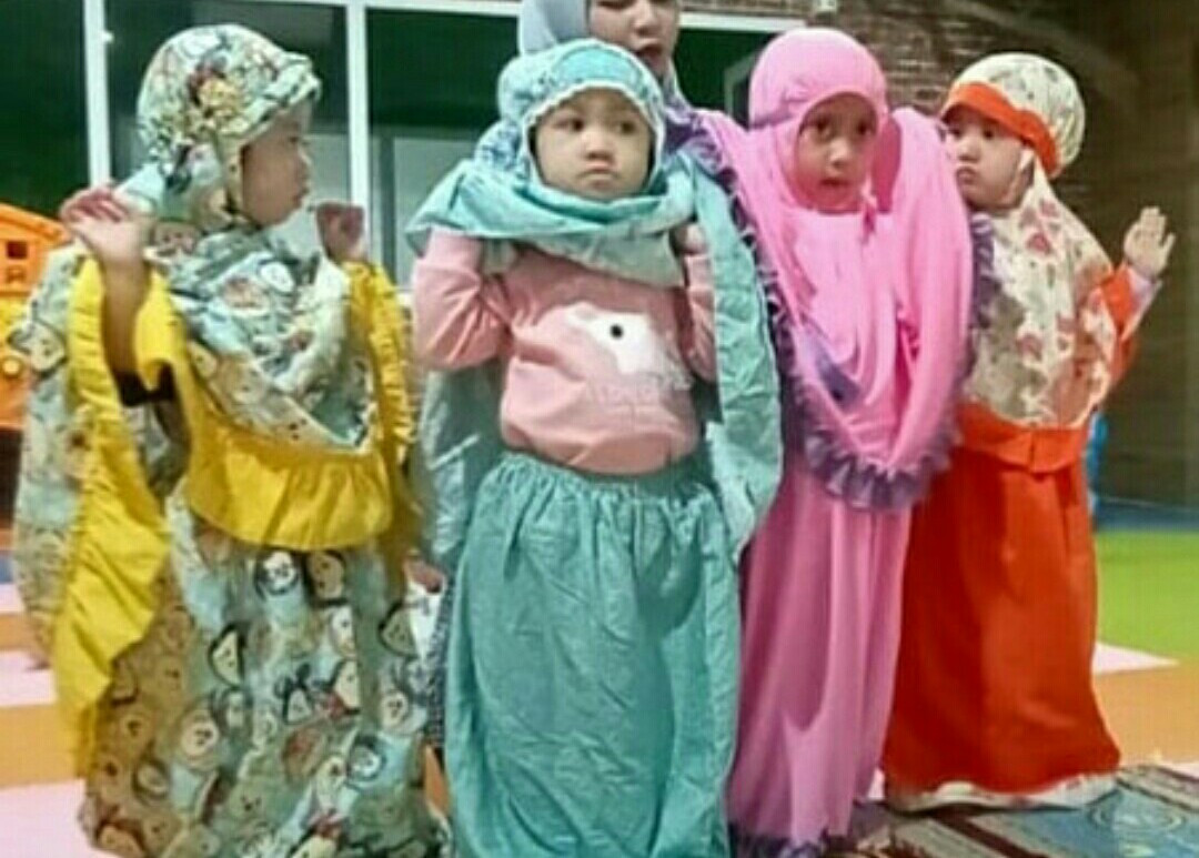 Belajar sholat bersama di sekolah seprti ini sangat dirundukan  oleh anak didik setelah satu tahun  belajar dari rumah. ( foto: Asmanu Sudharso/ngopibareng.id)u