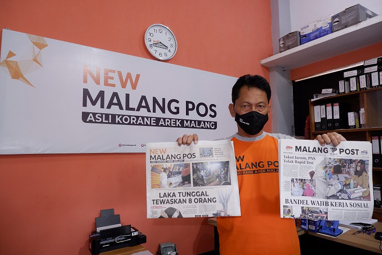 Direktur PT Malang Pos Siber penerbit koran New Malang Pos, Hary Santoso menunjukkan perbedaan fisik yang nyata dan kasat mata antara koran harian New Malang Pos dengan Malang Post Disway. Kabar terbaru, koran harian Malang Post Disway sudah tidak cetak lagi sejak April 2021. (Foto: Dok. NMP)