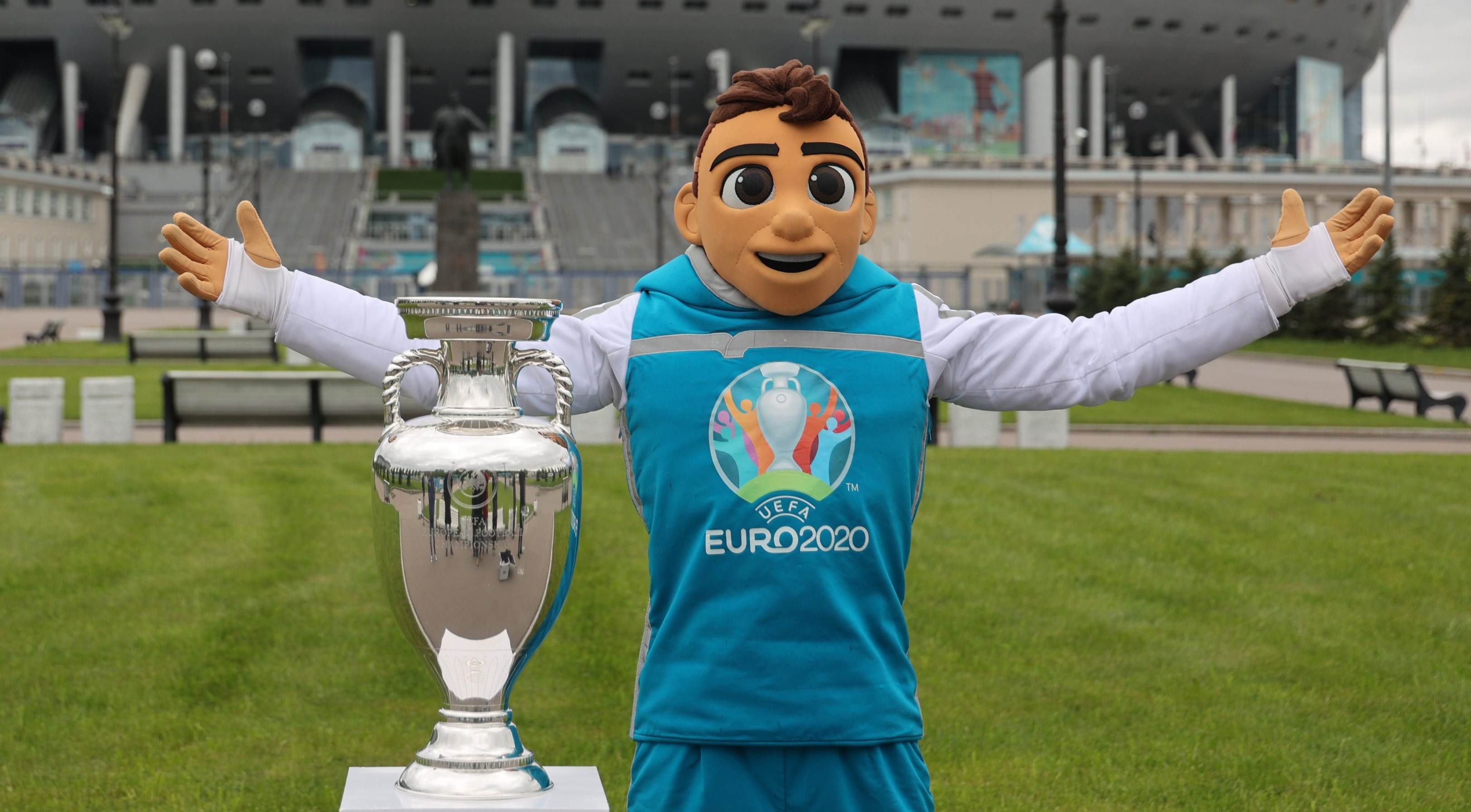 Trofi dan salah satu maskot Euro 2020. (Foto: Twitter/@EURO2020)