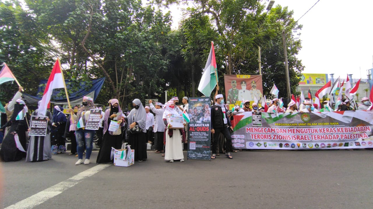 Aksi solidaritas massa PUI Kediri raya membela Palestina. (Foto: Fendhy Plesmana/Ngopibareng.id)