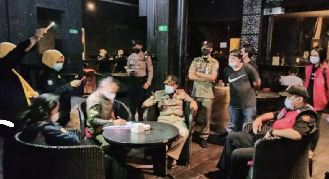 Suasana Operasi Yustisi di sebuah karaoke di Surabaya. (Foto: Istimewa)