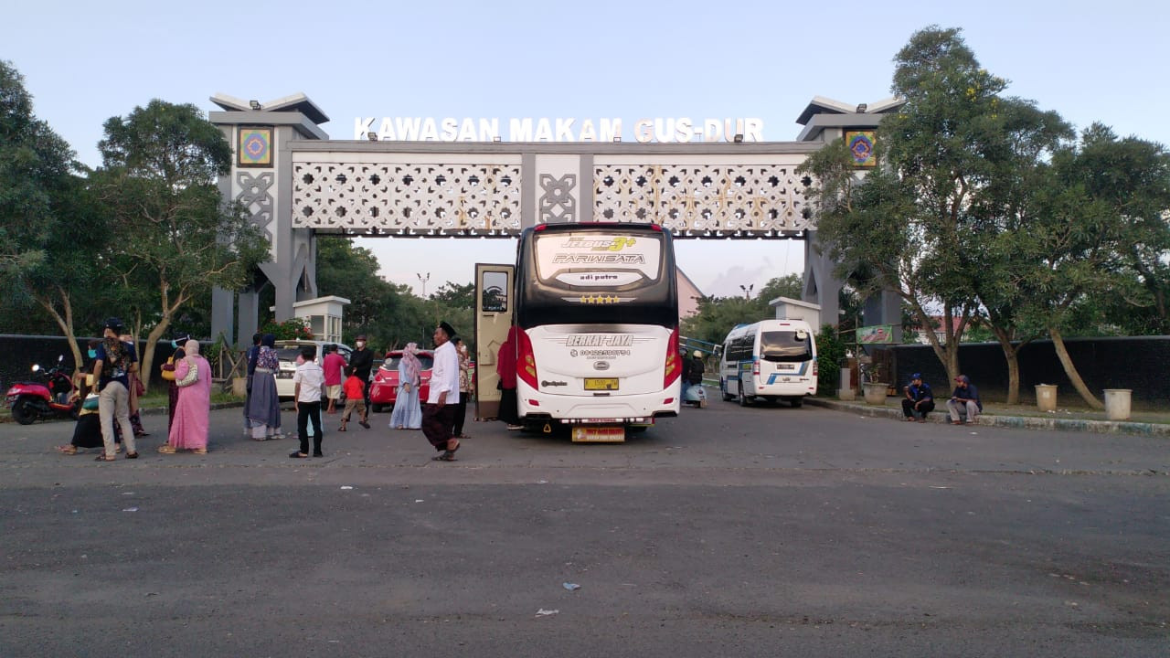 Ratusan peziarah datang silih berganti di Makam Gus Dur. Namun karena kawasan terminal masih ditutup, bus yang membawa mereka parkir di depan terminal. (Foto: istimewa)