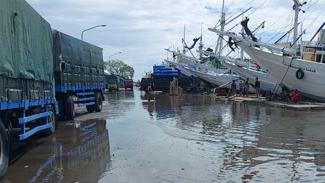 Rob atau air laut yang naik hingga rata dengan Dermaga Kalimas Surabaya. (Foto:Istimewa)