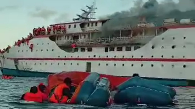 Kapal KM Karya Indah terbakar di perairan Lifmatola, Kecamatan Mangoli Utara Timur, Kepulauan Sula, Maluku Utara. (Foto: Tangkapan layar video)