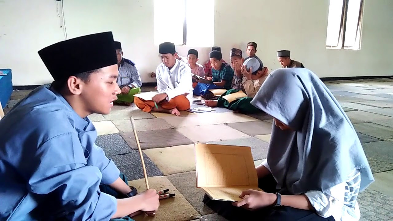 Santri sedang baca kitab dengan bimbingan seorang ustaz. (Foto: Istimewa)