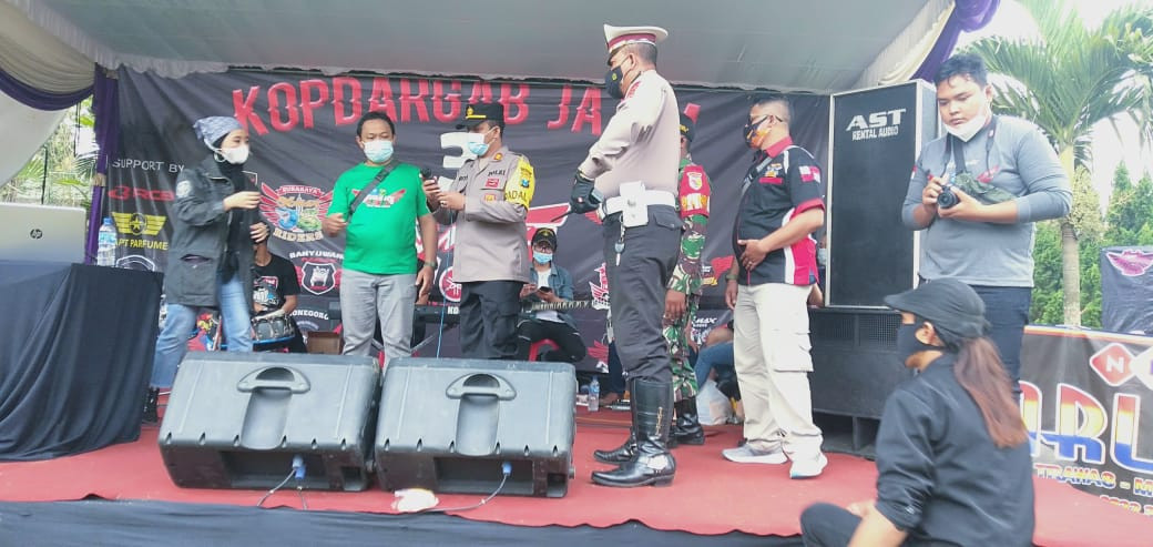 Petugas gabungan saat membubarkan kopi darat (kopdar) komunitas motor di Vila Puncak Trawas. (Foto: Deni Lukmantara/Ngopibareng.id)