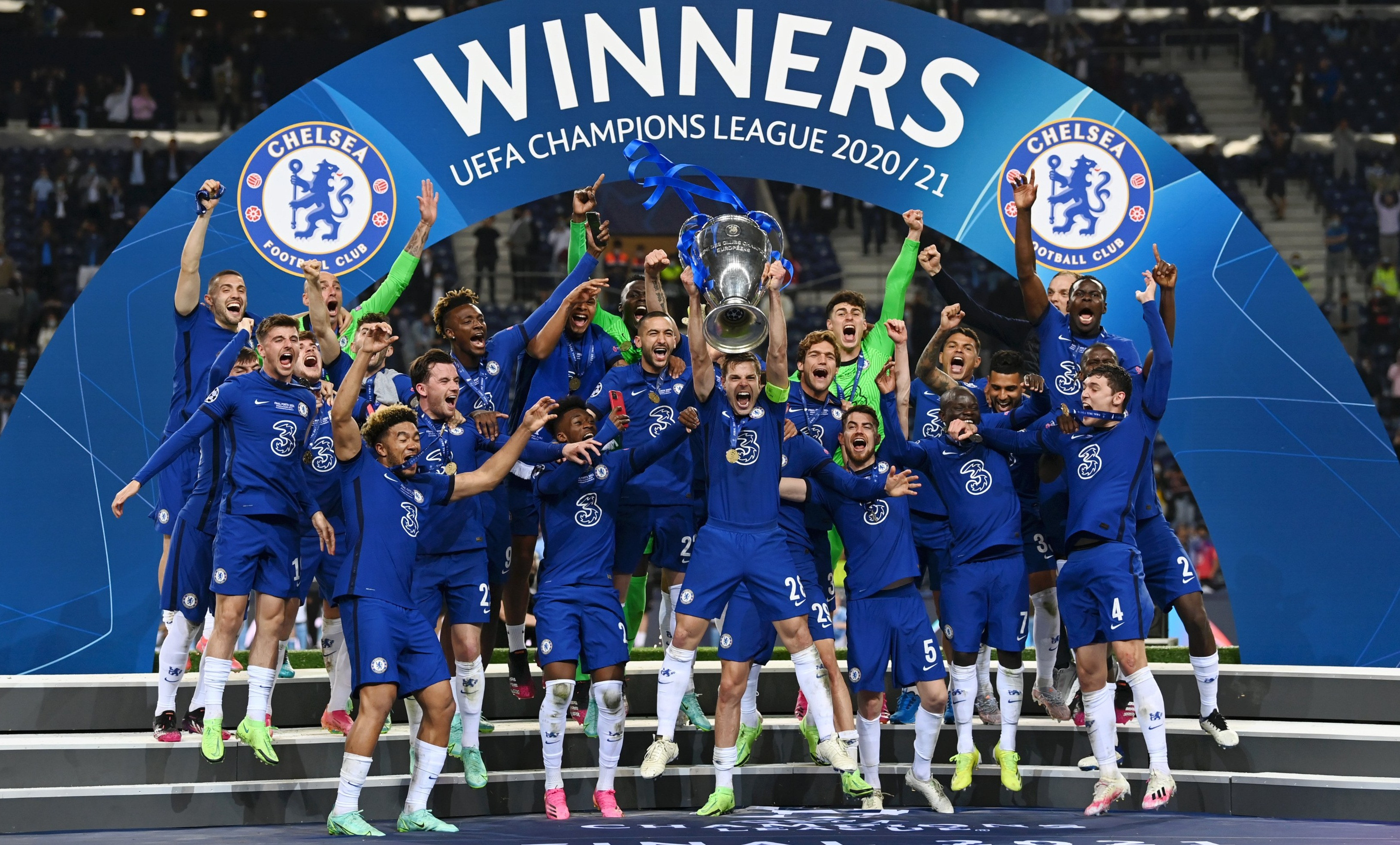 Para pemain Chelsea berpesta di tribun juara Liga Champions 2020-2021. (Foto: Twitter/@ChelseaFC)