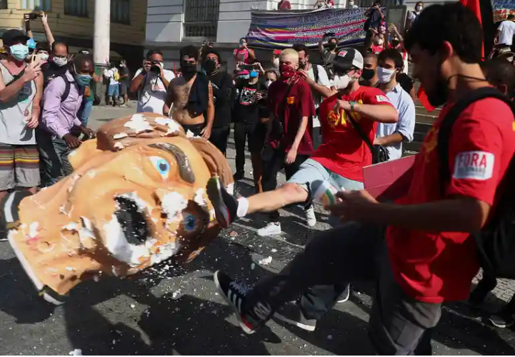 Warga Brazil demonstrasi menuntut agar Presiden Jair Bolsonaro mundur. (Foto: the Guardian)