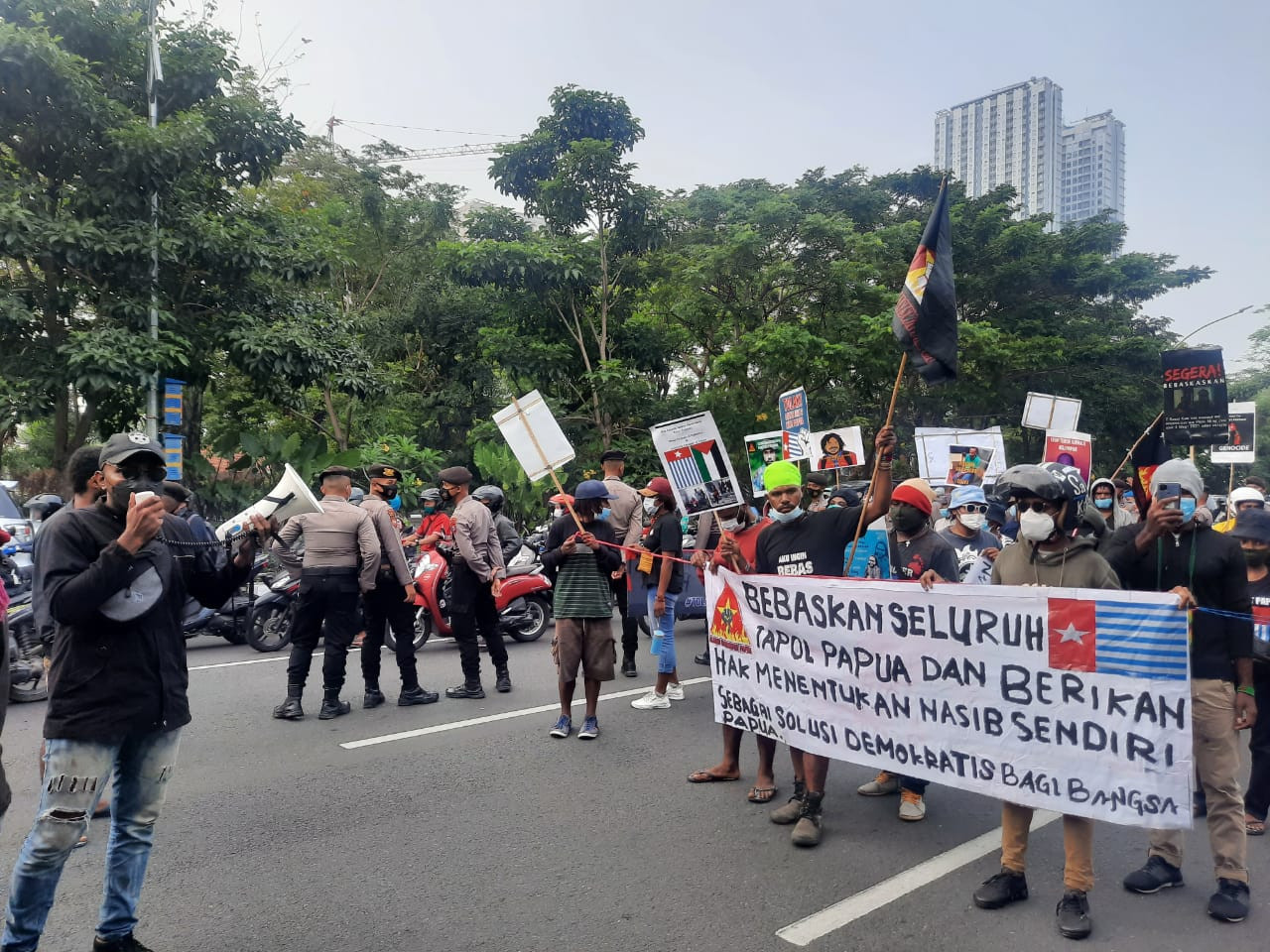 Aksi demo mahasiswa Papua Surabaya, di depan Polda Jatim. Senin 31 Mei 2021. (Foto: Alief Sambogo/Ngopibareng.id)