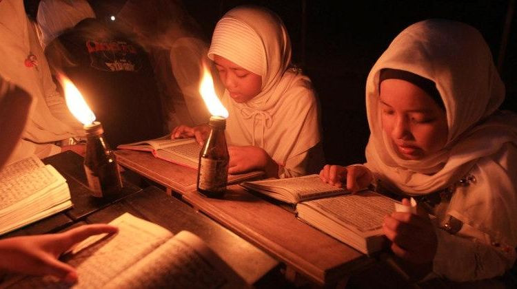 Ngaji pakai lentera, betapa indahnya Al-Quran. (Foto: Istimewa)