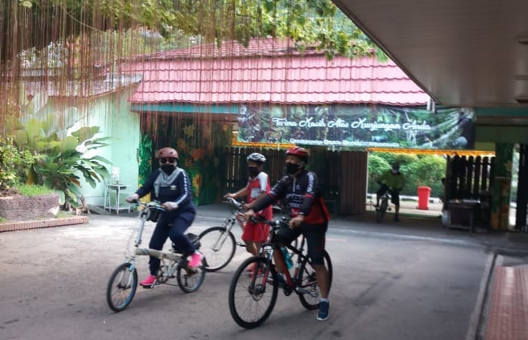 Pengunjung KBS dengan gowes di dalam. (Foto: Humas Kebun Binatang Surabaya)