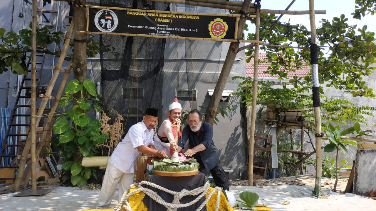 Penggas SAMIN menggelar potong tumpeng di peringatan Hari Jadi ke-728 Kota Surabaya, Senin 31 Mei 2021. (Foto: Istimewa)