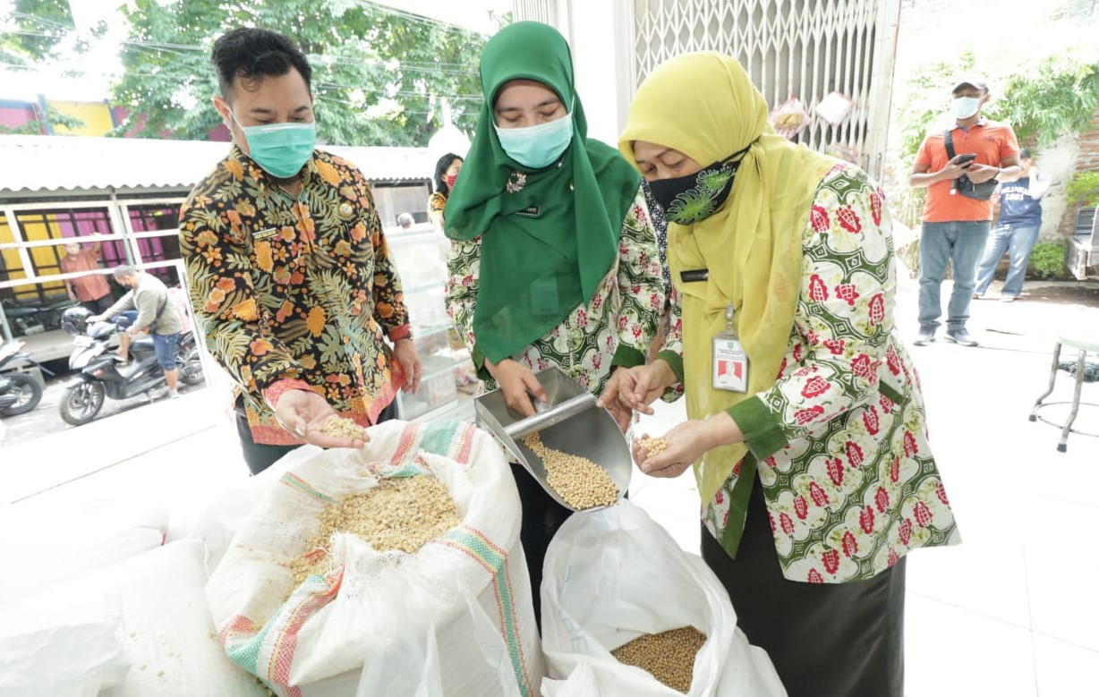 Tim dari Pemkot Probolinggo saat mengecek kedelai di sebuah toko pengecer di kawasan Pasar Baru, beberapa waktu lalu. Foto: Ikhsan Mahmudi/Ngopibareng.id)