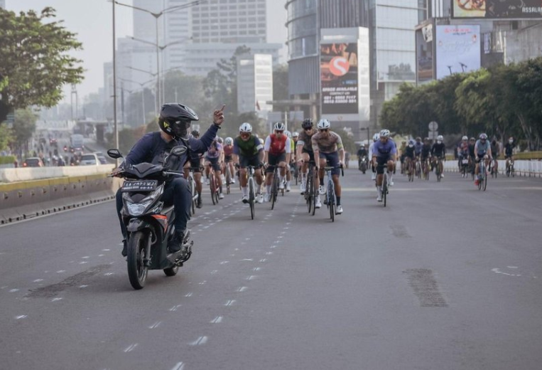 Foto perseteruan antara pengendara motor pelat AA yang mengacungkan jari tengah kepada sekelompok pesepeda road bike yang memenuhi badan jalan raya. (Foto: Tangkapan layar Twitter)