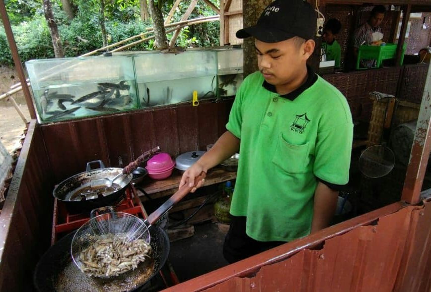 Kuliner ikan kali di Kediri, disajikan dengan lokasi pemandangan yang indah. (Foto: Fendhy Plesmana/Ngopibareng.id)