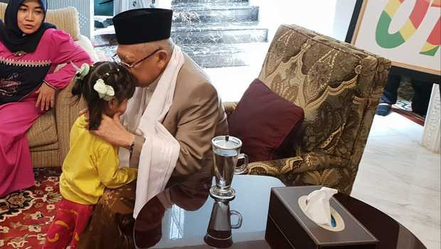 KH Ma'ruf Amin ketika sedang mencium cucunya. (Foto: setwapres)