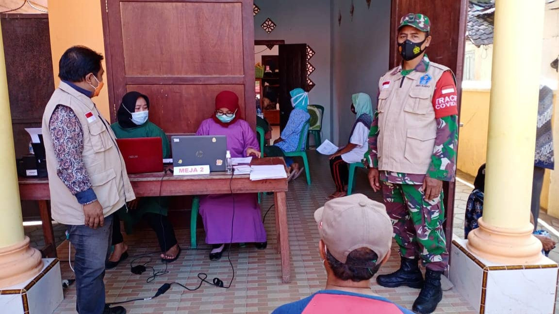 Babinsa bersama perangkat desa melakukan pendampingan dalam pelaksanaan vaksinasi Covid-19 (Foto: Istimewa)