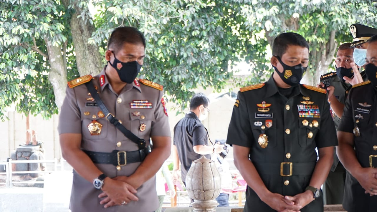 Pangdam V/Brawijaya bersama Wakapolda Jatim ziarah makam Bung Karno. (Foto: Dok Polres Blitar)