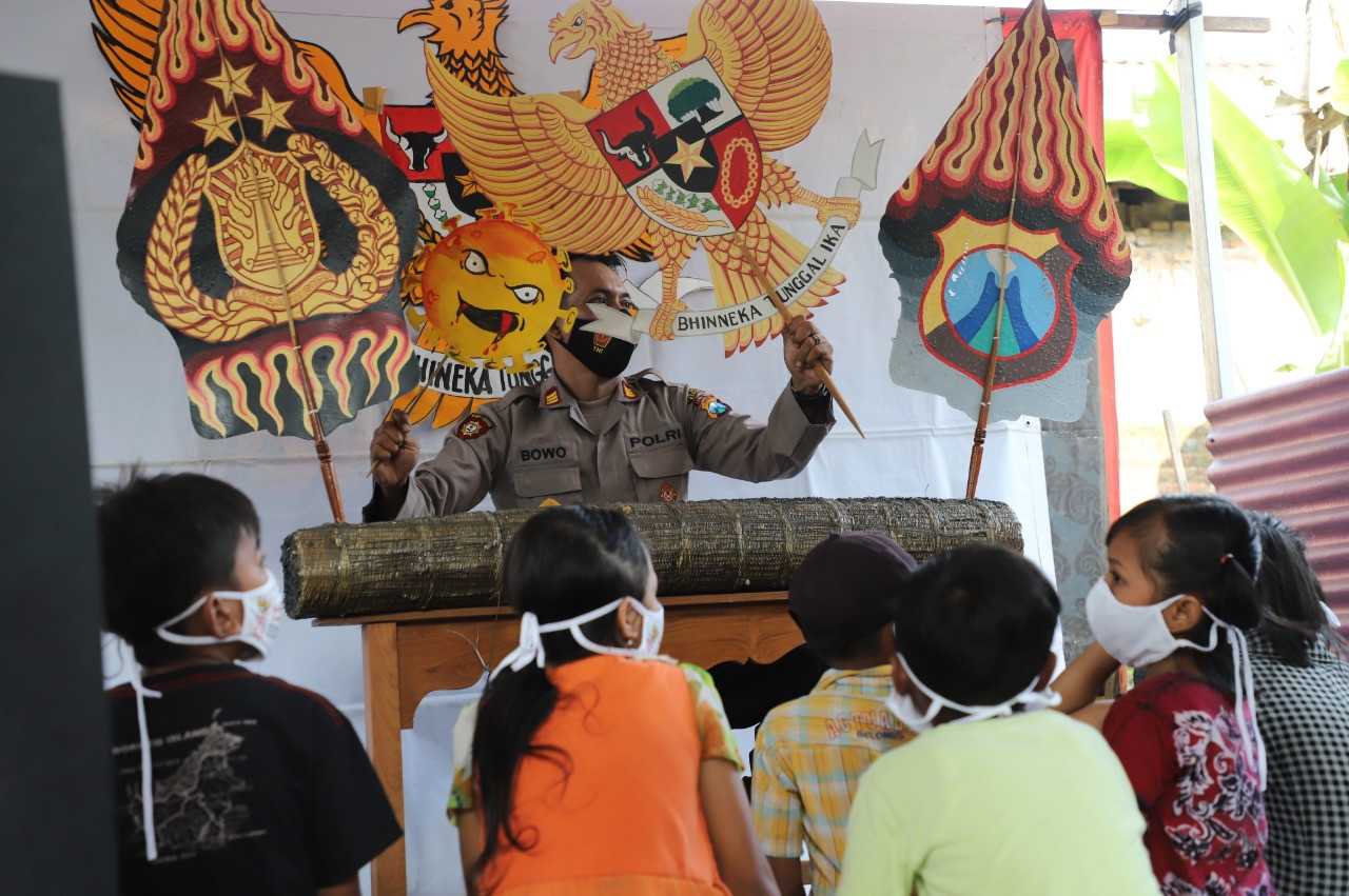 Polisi dari Polsek Puncu Kediri punya cara unik dalam memperingati hari lahir Pancasila. Mereka ajak anak untuk menggambar dan mewarnai lambang negara. (Foto: Istimewa)