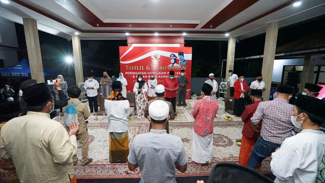 Bupati Banyuwangi Ipuk Fiestiandani dan Ketua DPRD Banyuwangi I Made Cahyana Negara memperingati hari lahir Pancasila di Kantor Desa Telemung, Kecamatan Kalipuro (foto:istimewa)