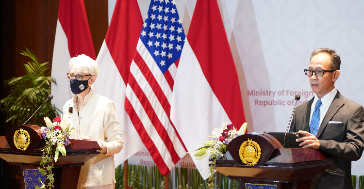 Wakil Menteri Luar Negeri RI Mahendra Siregar dan Wamenlu AS Wendy Sherman. (Foto: kemlu)