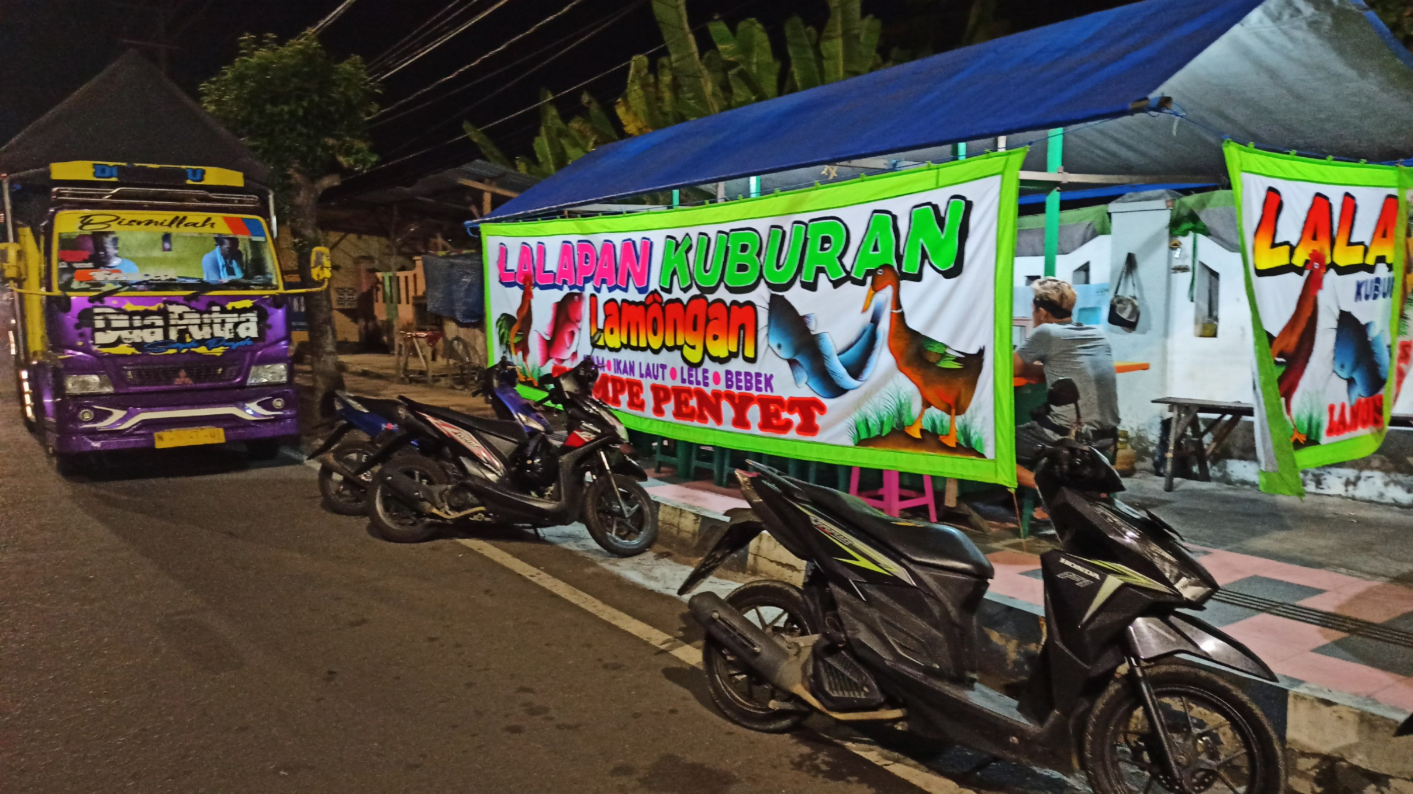 Warung Lalapan Kuburan yang berada di Jl. Hayam Wuruk, Kelurahan Penataban, Kecamatan Giri Banyuwangi (foto: Muh Hujaini/Ngopibareng.id)