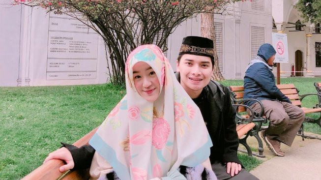 Pasangan Alvin Faiz dan Larissa Chou saat mesra. (Foto: Instagram)