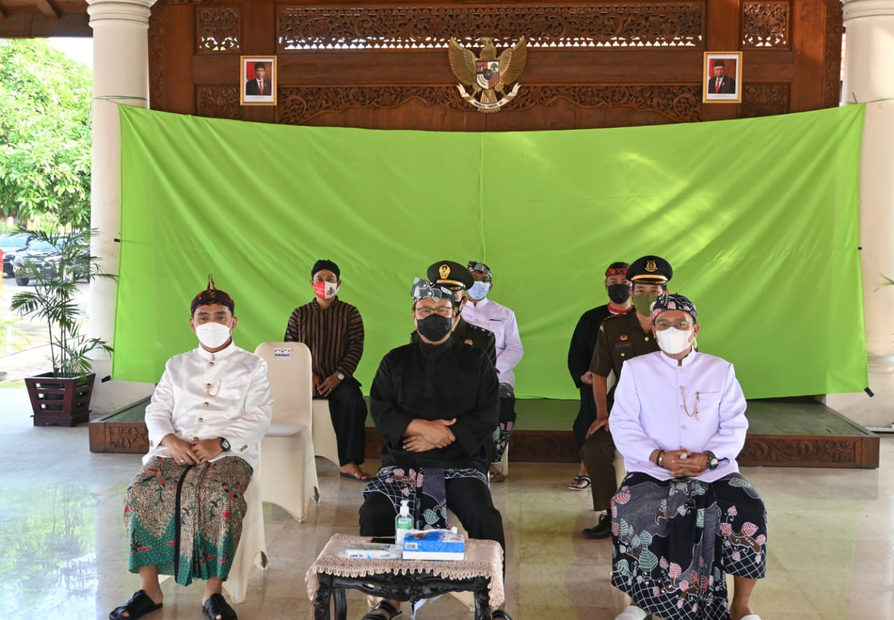 Walikota Pasuruan dan Wakil Wali Kota Pasuruan didampingi Wakil Ketua DPRD Kota Pasuruan saat mengikuti upacara Hari Lahir Pancasila secara daring kemarin. (Foto: Istimewa)