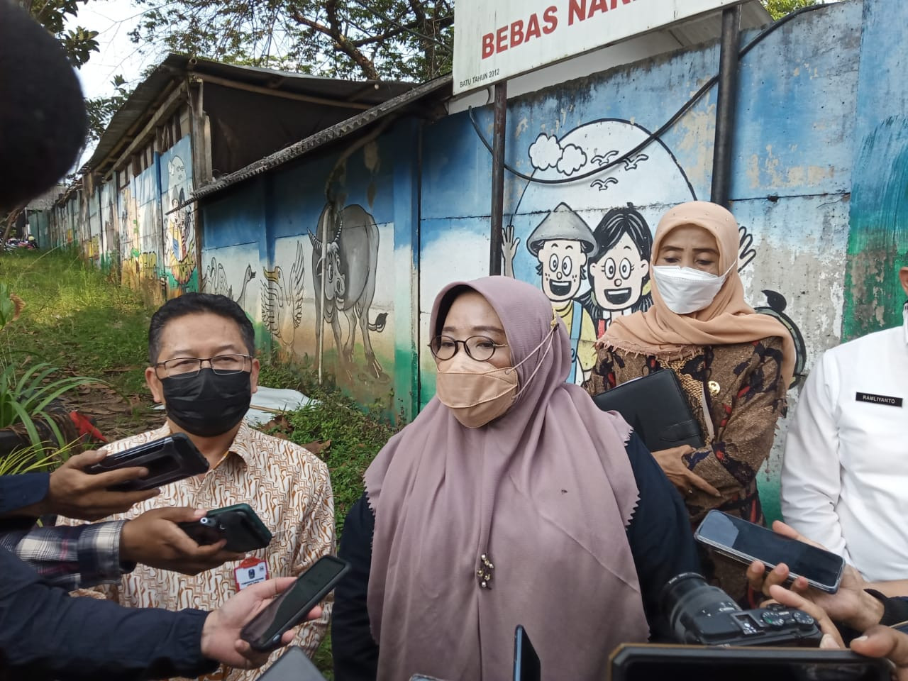 Wakil Ketua Komisi E DPRD Provinsi Jatim, Hikmah Bafagih saat mengunjungi SMA SPI, Kota Batu (Foto: Lalu Theo/ngopibareng.id)