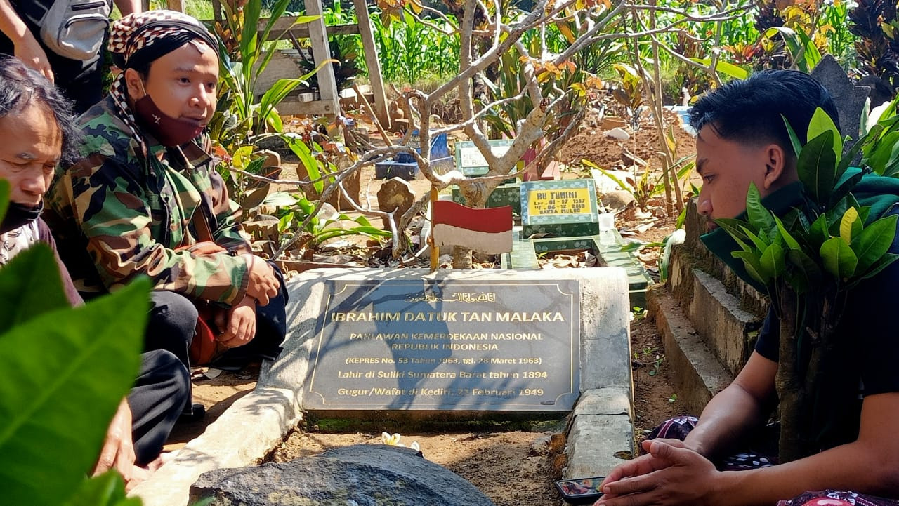 Aksi Solidaritas Peduli Tan Malaka di makam. (Foto: Fendhy Plesmana/Ngopibareng.id)