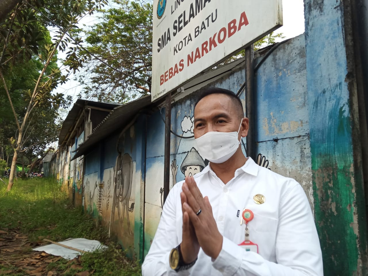 Kepala DP3AP2KB Kota Batu, MD Furqon saat mengunjungi SMA Selamat Pagi (Foto: Lalu Theo/ngopibareng.id)