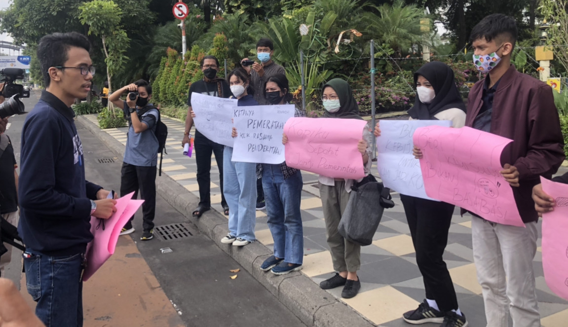 Aliansi Pelajar Surabaya, saat menggelar aksi tolak zonasi di depan Gedung Negara Grahadi (Foto: Andhi/Ngopibareng.id)