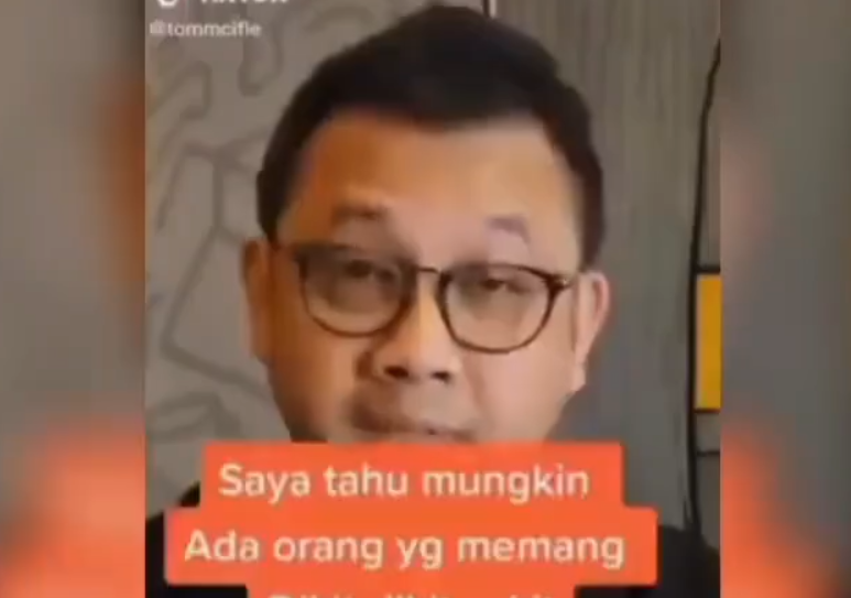 Tangkapan layar trainer yang mengatakan karyawan yang sering izin sakit menyabotase perusahaan. (Foto: Instagram @omg.indonesia.id)